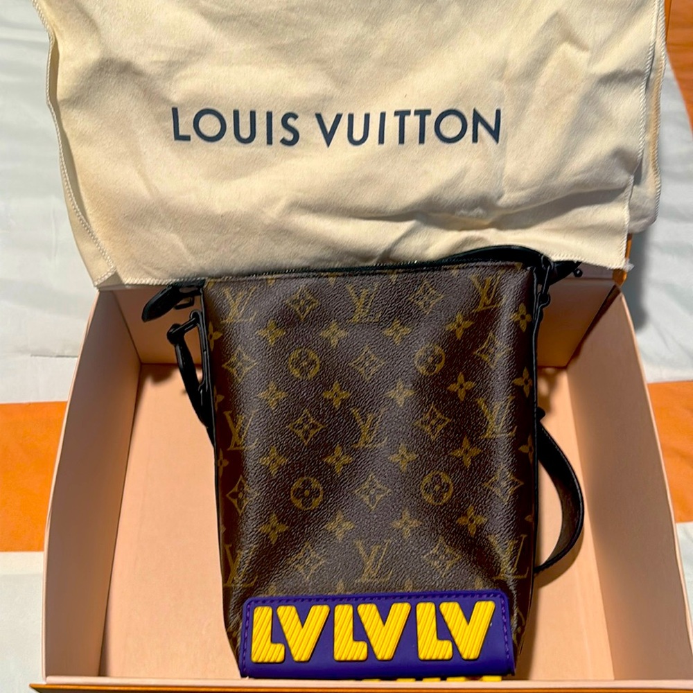 LOUIS VUITTON 
Monogram LV Rubber Cruiser Messenger Multicolor